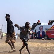 Anhängare till president Hakainde Hichilema på ett valmöte inför torsdagens omröstning.