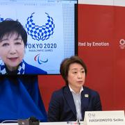 Tokyos guvernör Yuriko Koike (på skärmen) talar under en presskonferens om sommarspelen på lördagen