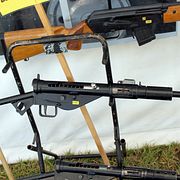 En kulsprutepistol av modellen Sten.
