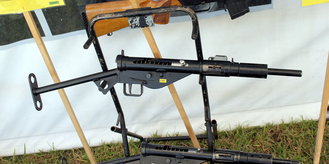 En kulsprutepistol av modellen Sten.