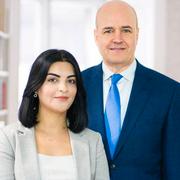 Pressbild. Vd Hira Syed och Fredrik Reinfeldt.