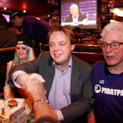 Piratpartiets Rick Falkvinge i mitten under valvakan 2010.