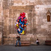 En man säljer ballonger i centrala Sivas.