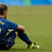 Jacob Une Larsson sitter på planen efter förlusten mot Japan.