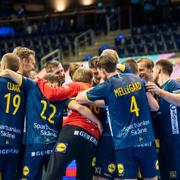 Landslaget i handboll kramar om varandra. 