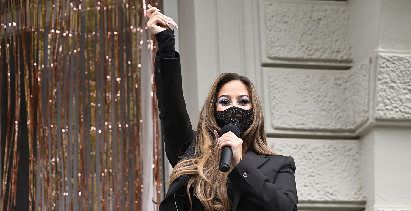 Felicia på svenska ambassaden.