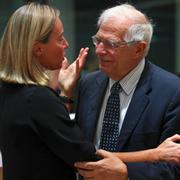 Federica Mogherini hälsar på Borrell i dag.