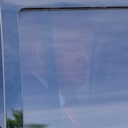 USA:s tidigare president Donald Trump anländer i hans golfklubb utanför Miami inför rättegången. Gerald Herbert / AP