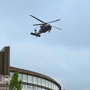 En helikopter landar på Riksdagshusets tak under en övning vid riksdagen i juli.