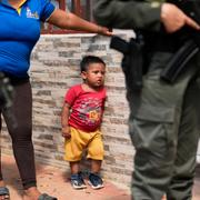 Polis vaktar en skola som används som tillfälligt boende för internflyktingar i Tibu, Colombia, den 20 januari 2025. 