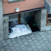 Illustrationsbild: En hemlös person sover utanför en port på Katarinavägen i Stockholm.