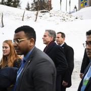 Blinken (tredje från vänster) och hans följe i Davos.