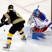 Bostons David Pastrnak och New York Rangers Henrik Lundqvist. 