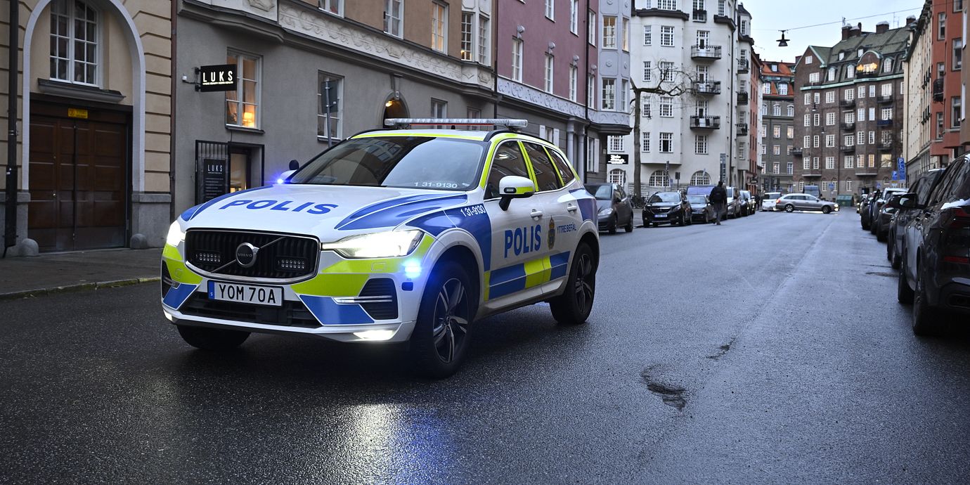 Polis på plats på Östermalm i samband med annan insats. Arkivbild. Ej från händelsen.