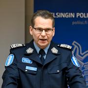 Polischef Ilkka Koskimäki vid presskonferensen. 