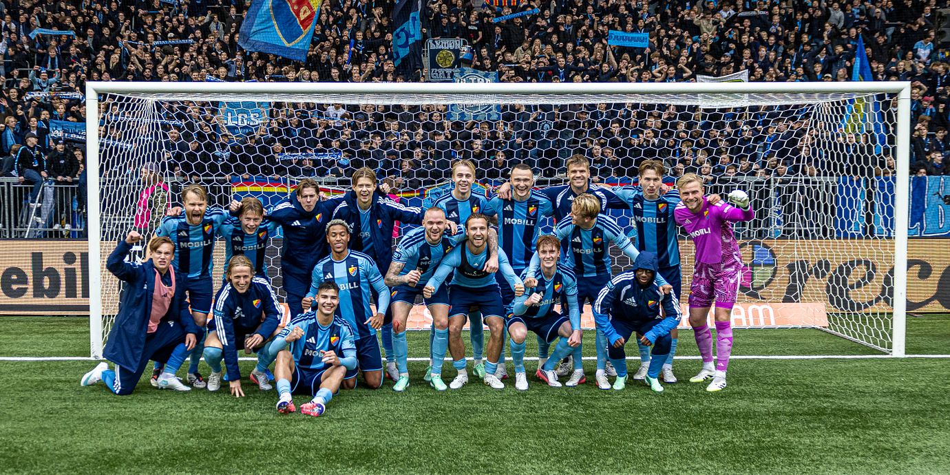 Djurgårdens spelare jublar efter fotbollsmatchen i Allsvenskan mellan Hammarby och Djurgården den 11 oktober 2026 i Stockholm.