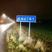 Vägskylt i Knutby/Odaterad passbild av Helge Iversen, tidigare Fossmo. 