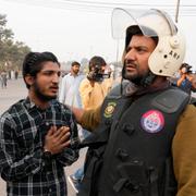 En polis griper en anhängare till Imran Khan på söndagen. 