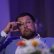 Sverigedemokraternas partiledare Jimmie Åkesson (SD) på turné i norra Sverige, under en valdebatt på puben Englaporten i Sundsvall.