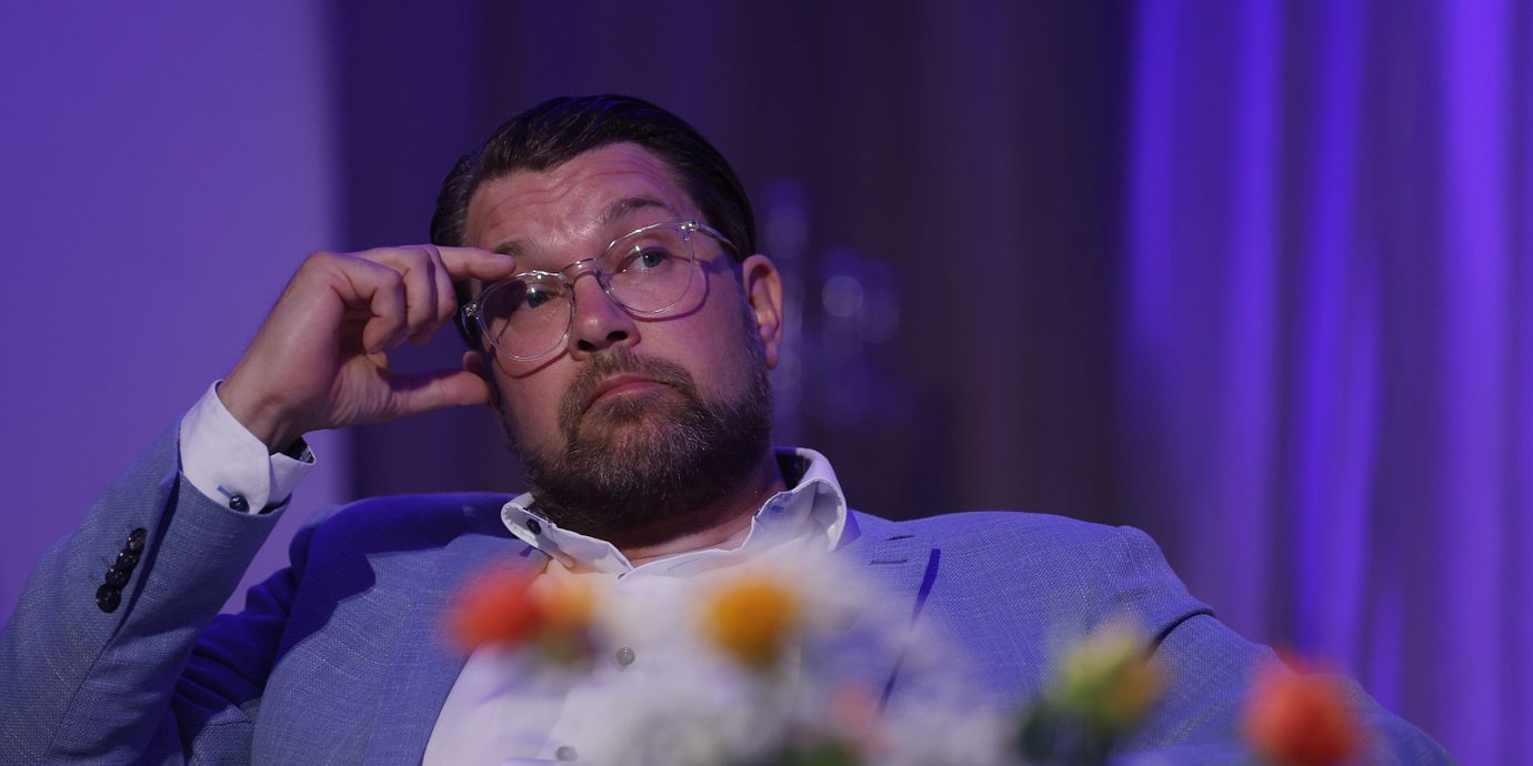 Sverigedemokraternas partiledare Jimmie Åkesson (SD) på turné i norra Sverige, under en valdebatt på puben Englaporten i Sundsvall.
