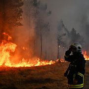 Brandmän som arbetar utanför Bordeaux.