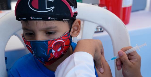 En pojke som vaccineras i Ecuador.  Dolores Ochoa / AP