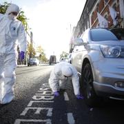 Brottsplatsundersökare utreder ett mord i Londonderry i oktober 2013.