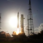Nasa skjuter upp raketen Artemis. Illustrationsbild.