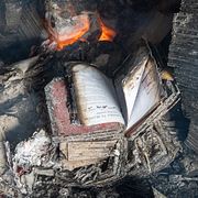 Böcker som brinner efter en rysk attack i början av augusti.
