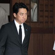 Shinjiro Koizumi besöker Yasukuni på lördagen. Det är på dagen 81 år efter Japans kapitulation i andra världskriget.