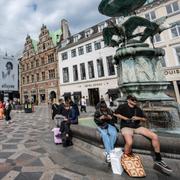 Folkliv och mängder med turister vid fontänen Storkespringvandet på Strøget i centrala Köpenhamn i mitten på augusti 2023. 
