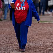 En AFD-supporter under deras pågående valkampanj.