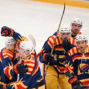 Djurgårdens Calle Ridderwall (till höger) jublar efter 2–1-målet.