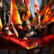 Tusentals demonstranter marscherade på Barcelonas gator på söndagen för att Katalonien inte ska bryta sig ur Spanien. 