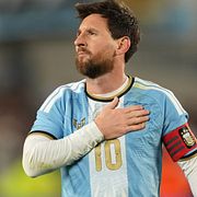 Lionel Messi firar efter att ha gjort mål på straff i sin sista landskamp för Argentina.