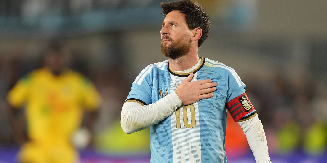 Lionel Messi firar efter att ha gjort mål på straff i sin sista landskamp för Argentina.