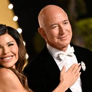 Jeff Bezos med Lauren Sanchez på Vanity Fairs Oscarsparty i mars 2025.