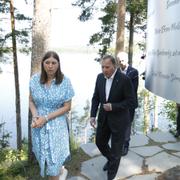 Astrid Hoem och Sveriges statsminister Stefan Löfven på minnesstunden. 