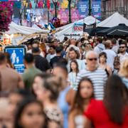 Folkmyller mellan matstånden på Södergatan i Malmö under Malmöfestivalen. Arkivbild från 2022.