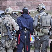 Den misstänkte mannen leds av polis.