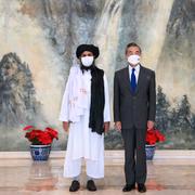En av talibanernas grundare Mullah Abdul Ghani Barader och Kinas utrikesminister Wang Yi. 