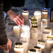 Ljusmanifestation för mordoffret. 
