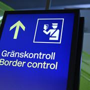 Skylt mot gränskontroll på Arlanda flygplats. 