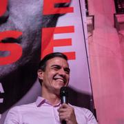 Utanför partiets högkvarter i söndags sa Spaniens premiärminister Pedro Sanchez att han vill bilda en pro-europeisk regering. 