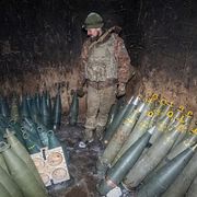 Ukrainsk soldat med artillerigranater.