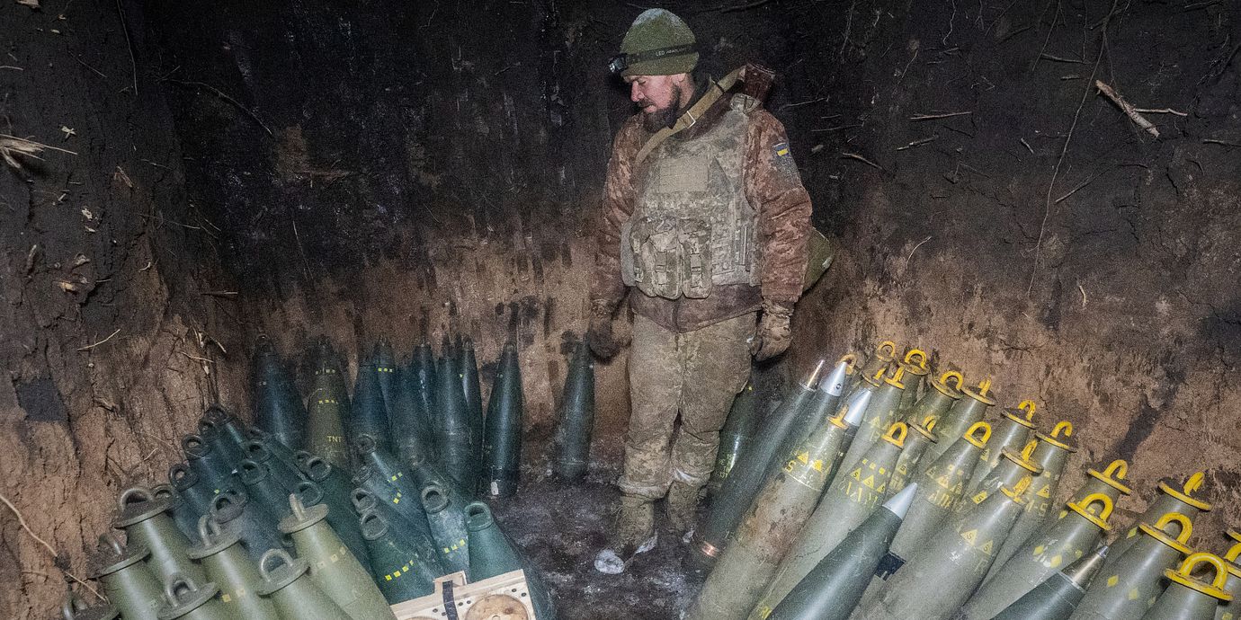 Ukrainsk soldat med artillerigranater.