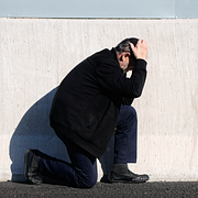 Bilderna till höger och till vänster visar israeliskt luftförsvar som avfyras mot iranska attacker i början av mars. Bilden i mitten visar en man som söker skydd vid sidan av vägen när flyglarmet går i Tel Aviv den 17 mars.