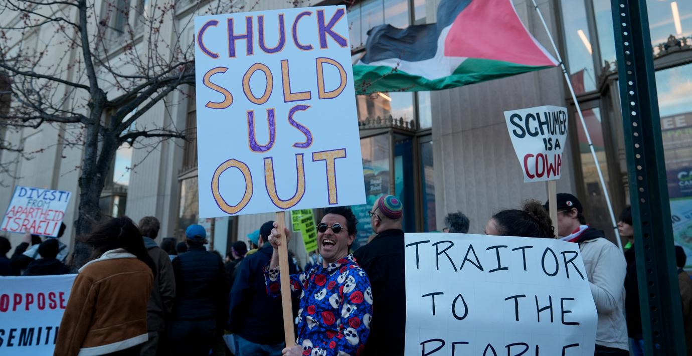 Protester mot Chuck Schumer i Baltimore. 