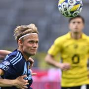 Djurgårdens Tobias Gulliksen och Elfsborgs  André Boman (tv) under söndagens fotbollsmatch i allsvenskan mellan Djurgårdens IF och IF Elfsborg på Tele2 Arena.