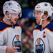 Oscar Klefbom tillsammans med Connor McDavid. Arkivbild.